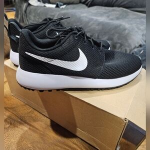 bnib Nike Men's Black and White golf shoes